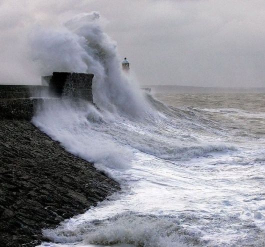 Lighthouses And Monster Waves | Funzug.com