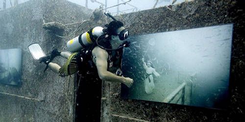 Crazy Underwater Art Gallery