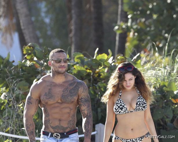 Kelly Brook At The Miami Beach Pool
