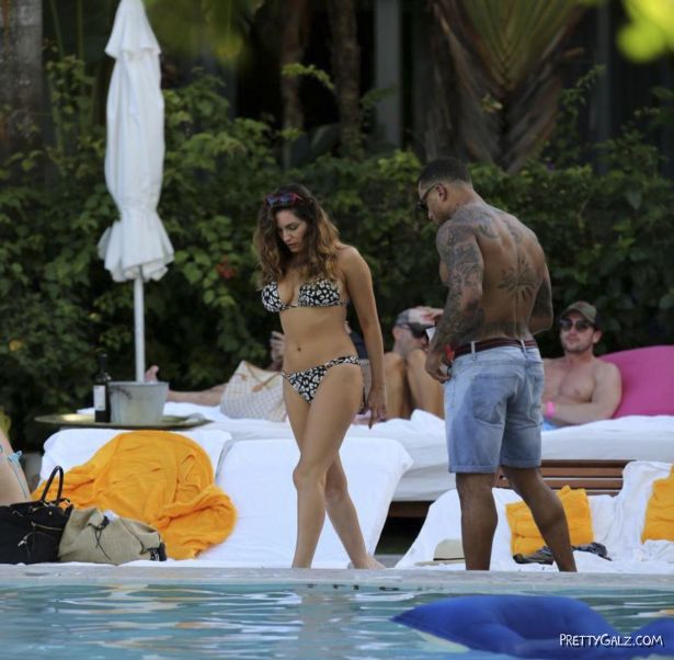 Kelly Brook At The Miami Beach Pool