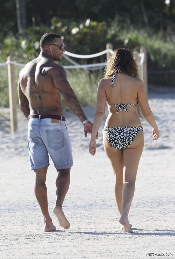 Kelly Brook At The Miami Beach Pool