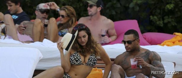 Kelly Brook At The Miami Beach Pool